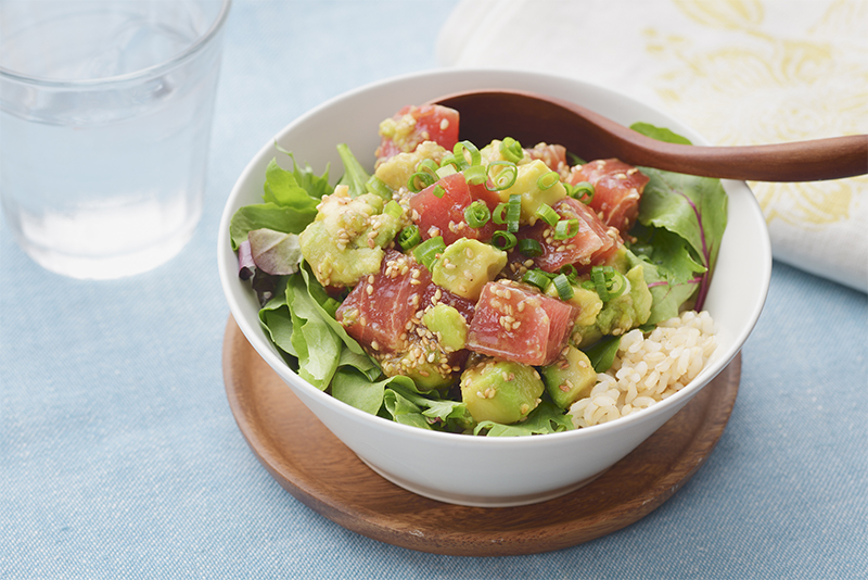 ごま油とにんにくの⾹りが⾷欲をそそる＜まぐろのポキ丼＞