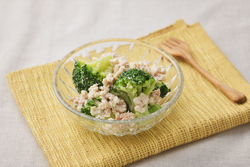 脂質控えめながら濃厚なソースで満⾜な味わい＜ブロッコリーとツナの⾖腐チーズソースあえ＞
