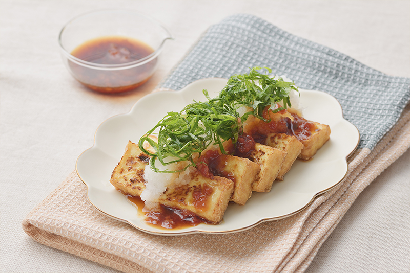 焼いて薬味をのせるだけでできる＜厚揚げのステーキ梅しそおろし＞