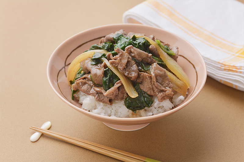 さっと材料を煮るだけでできる＜ほうれん草⼊り⽜丼＞