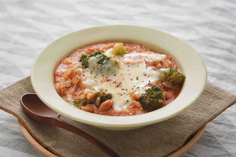 材料を⼊れてチンするだけでできる＜ツナとブロッコリーのトマトリゾット＞