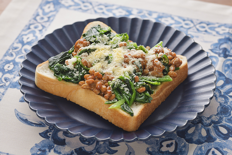 パンにのせて焼くだけでできる＜納⾖とほうれん草のチーズトースト＞