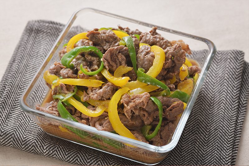 オイスターソースのコクがたまらない＜チンジャオロース⾵＞