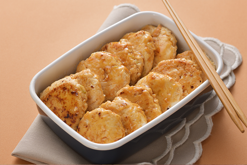 照り焼きだれが⾷欲をそそる＜⾖腐のつくねバーグ＞